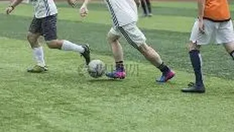 昆凌公布怀三胎喜讯，首次公开亮相展示孕肚，身着灰色大衣尽显孕态